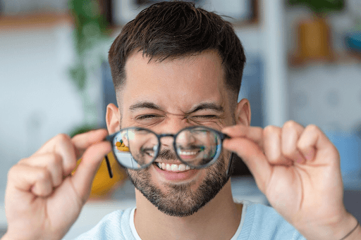 Wie ein Optiker die perfekte Brille für Sie findet