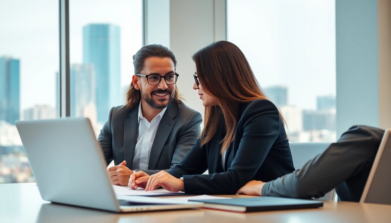 Headhunter Ingenieure interviewt potenziellen Kandidaten in hell erleuchtetem Büro.